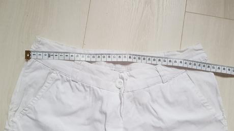 Biele krátke nohavice, s