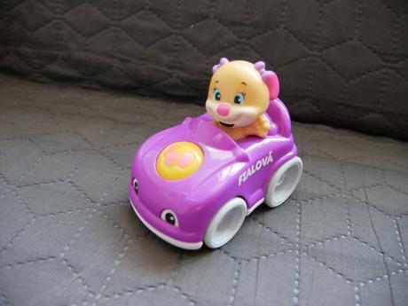 Spievajúci psík fisher price v autíčku fialový, 