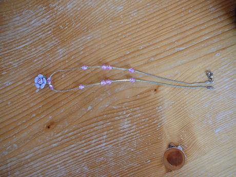 Náhrdelník s ružičokou,