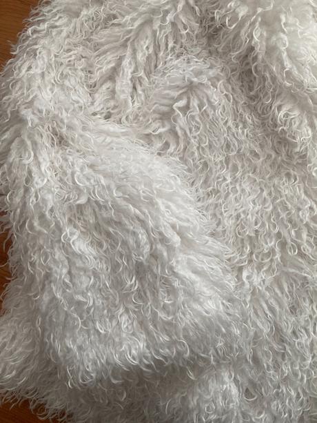 Biely huňatý kožúšok, m