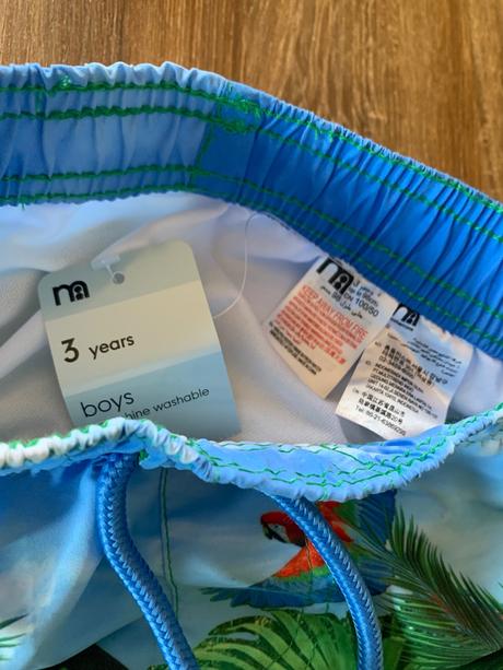 Krásne šortky na kupanie, 98