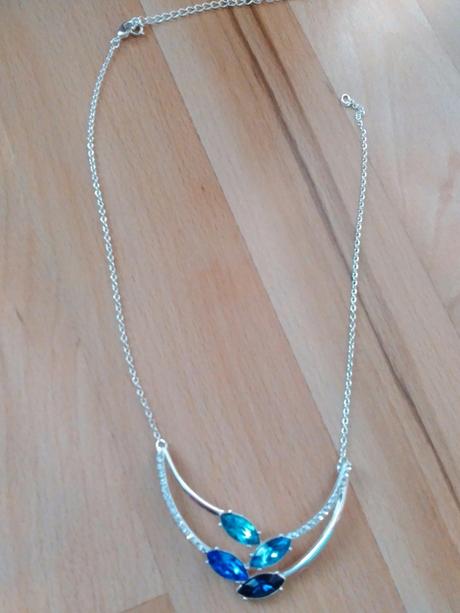 Postriebreny nahrdelnik, 