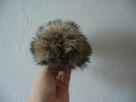 Brmbolec z umelej kozusiny, 