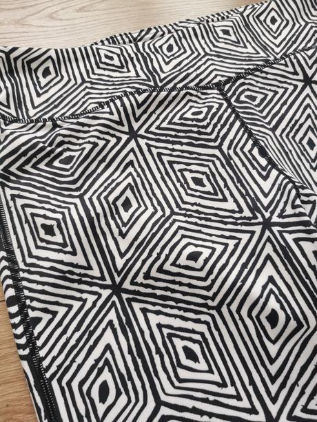 Trojštvrťové legíny, l