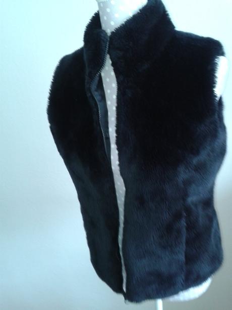 Čierna kožušinová vesta veľ. 38, 38
