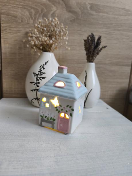 Krásna dekorácia domček svieti,