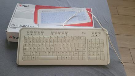 Svietiaca klavesnica trust,