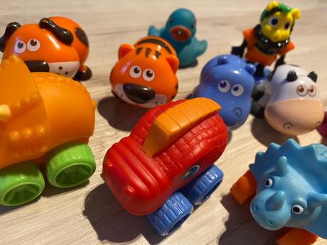 Malé dinosaury autá, zvieratká s krútiacimi hlavam, 