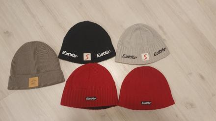 Krásne značkové čiapky,