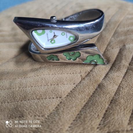 Hodinky s pevným náramkom, 