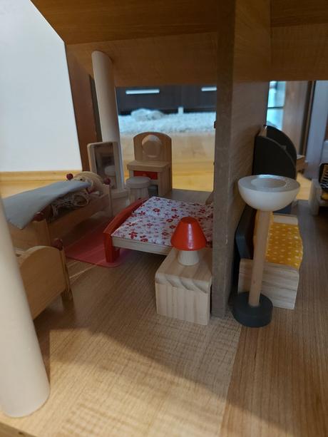 Drevený domček pre bábiky s príslušenstvom, 