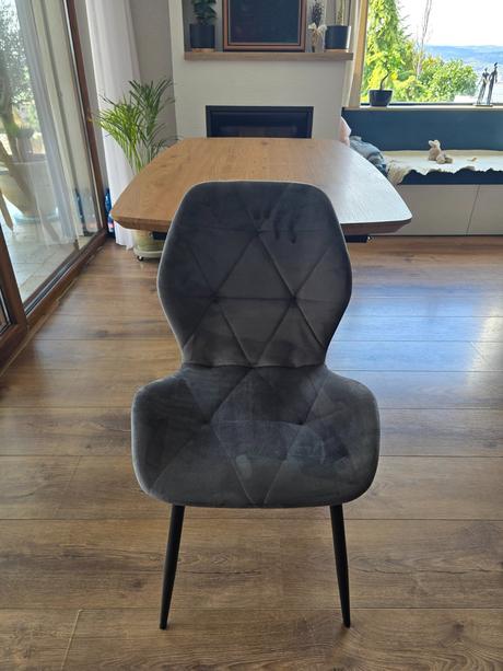 Rozkladací stôl + 5 sivých a 1 ružová stolička, 