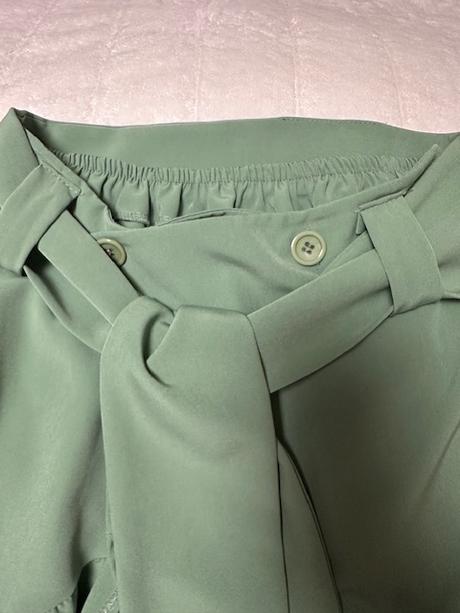 Hráškovo zelená asymetrická boho sukňa s opaskom,