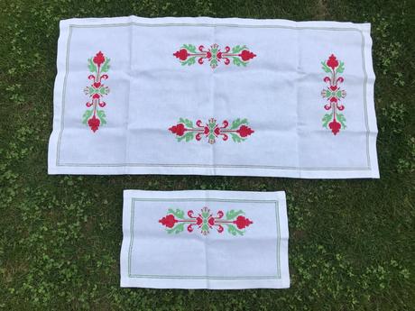 Výšivka červeno-zelená,