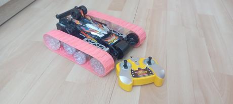 Pásové akrobatické auto na ovladanie,