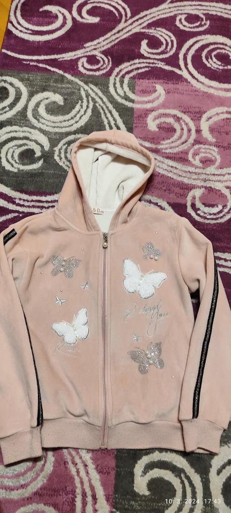 Mikinka s motýľom, 152