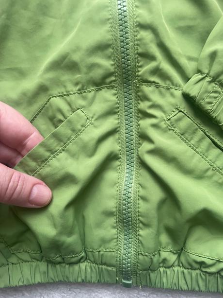 Tenka zelenkasta bunda s kapucnou,