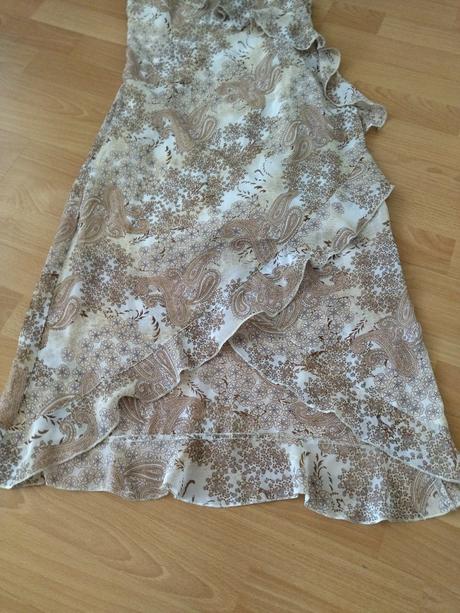 Šaty s volánikmi, m