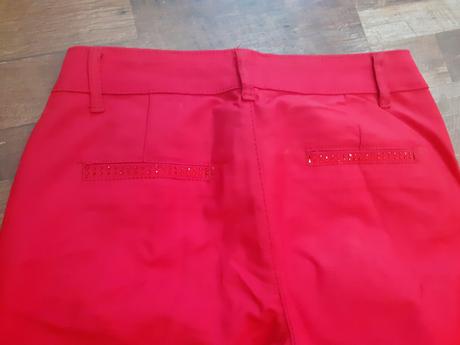 Červené nohavice, s