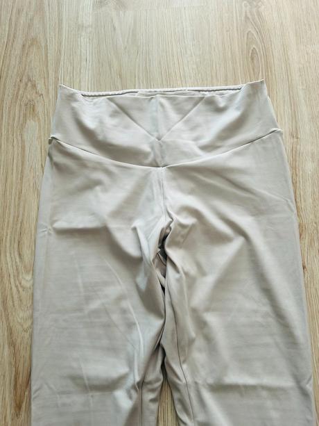 Štýlové zateplené legíny značky oysho, m