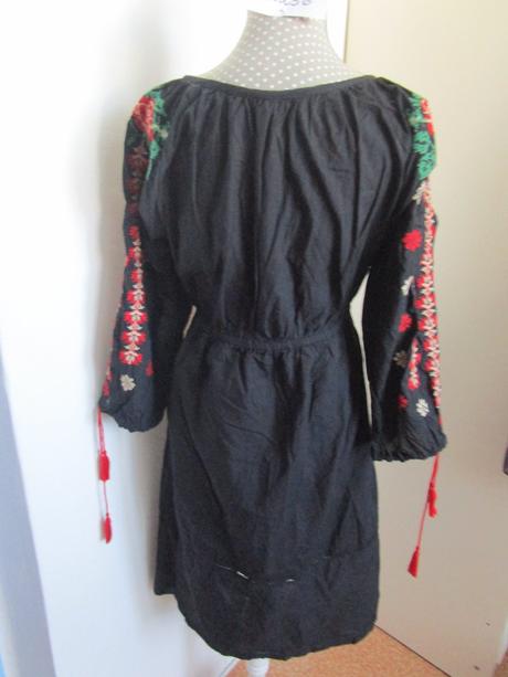 2393. šaty vyšívané, m