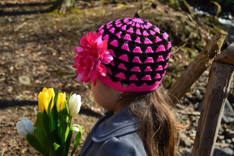 Háčkovaná čiapočka s kvetom, <50 - 158