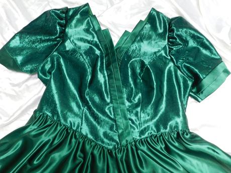 Luxusne velmi pekne šaty, 52