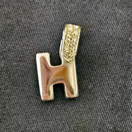 Strieborný prívesok h,