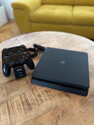 Ps4 + ovladace + stanica na nabijanie, 