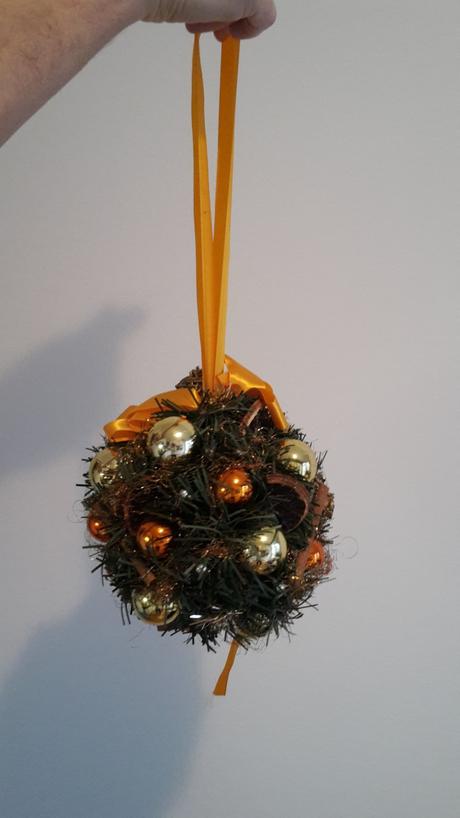 Adventný veniec a vianočná guľa, 