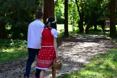 Folklórne ľudové šaty, s