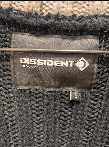 Tmavomodrý sveter ma gombíky, s