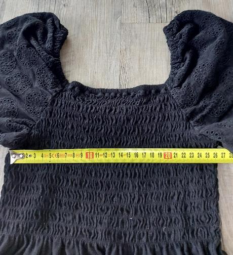 Čierne šaty s vyšívanými rukávmi, m