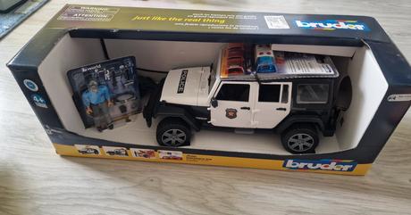 Jeep wrangler policie s figurkou policajta, 