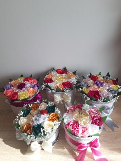 Boxíky plné saténových ruží, 