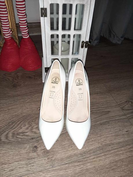 Lodičky so zlatým opatkom, 35