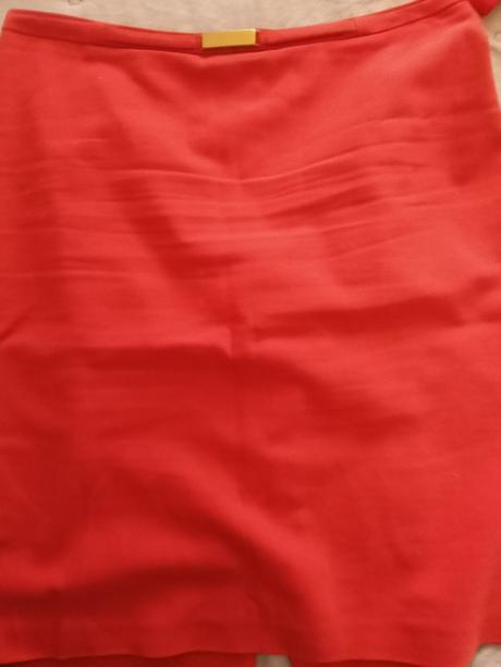 Červená sukňa, 38