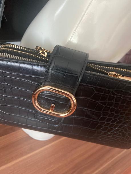 Cierna kabela s dvomi priečinkami,