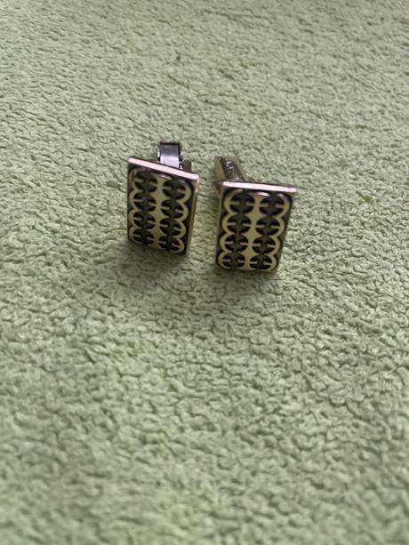 Manžetové gombiky,