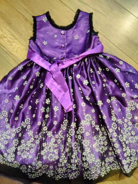 Slávnostné šaty, 104