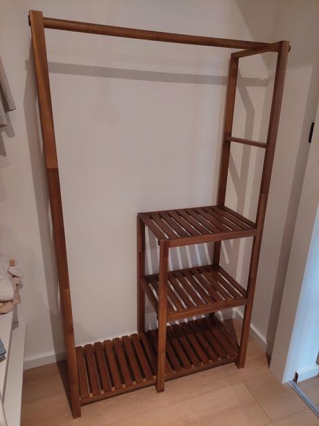 Drevené regály a vešiaky na oblečenie, 