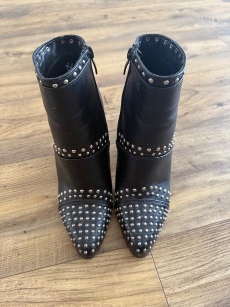 Vybíjané čižmy, 37