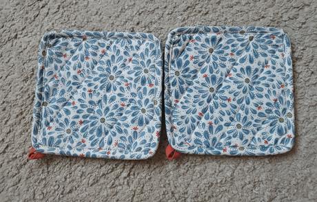 2 podlozky pod hrnce ikea aj s uskami na zavesenie, 