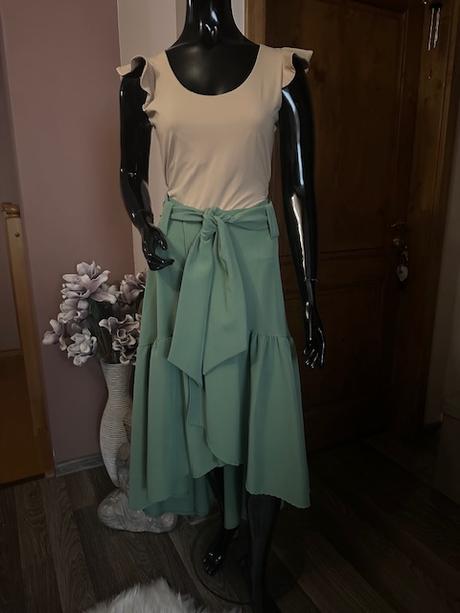 Hráškovo zelená asymetrická boho sukňa s opaskom, 