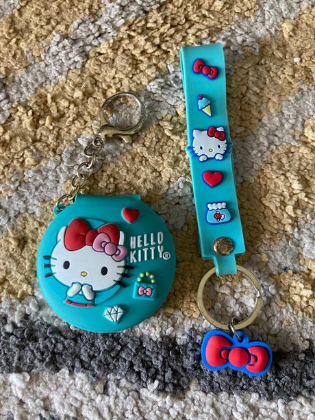 Hello kitty zrkadielko a prívesok,