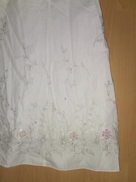 Biele lahke bavlnene zdobene saty, s