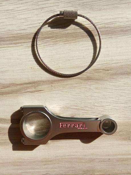 Originál kľúčenka ferrari ojnica/piestna tyč, 