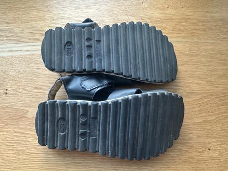 Kožené sandalky, 32