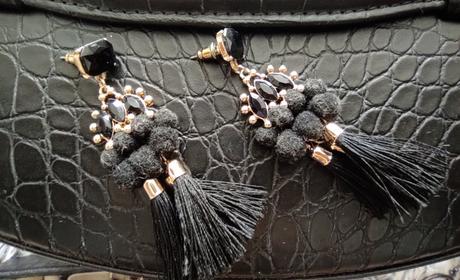 Čierne náušnice s kamienkami a strapcami, 