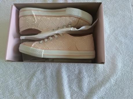 Dievcenske topanky, 33